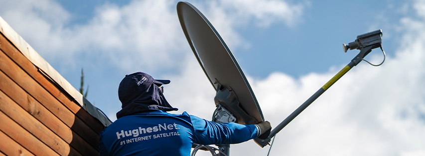 hombre instalando antena parabólica