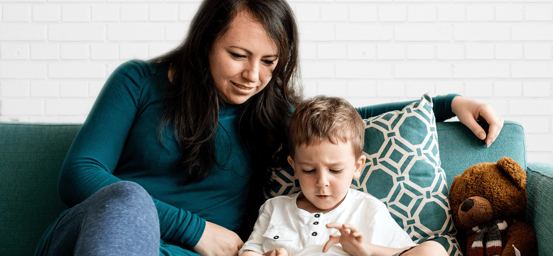 mujer y niño en ipad